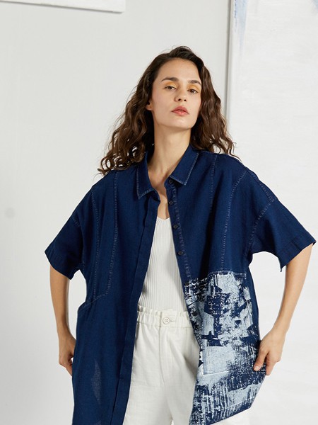 拉娜菲女装2021春夏季藏蓝色印花外套