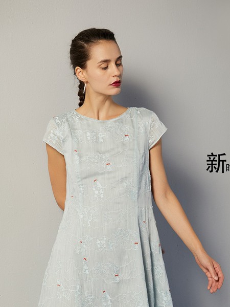 拉娜菲女装2021春夏季灰色印花连衣裙