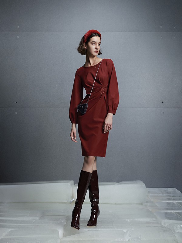 芮玛2021秋冬季酒红色修身连衣裙