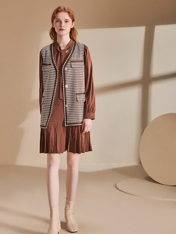 艾诺绮2021秋冬季棕色纯色连衣裙