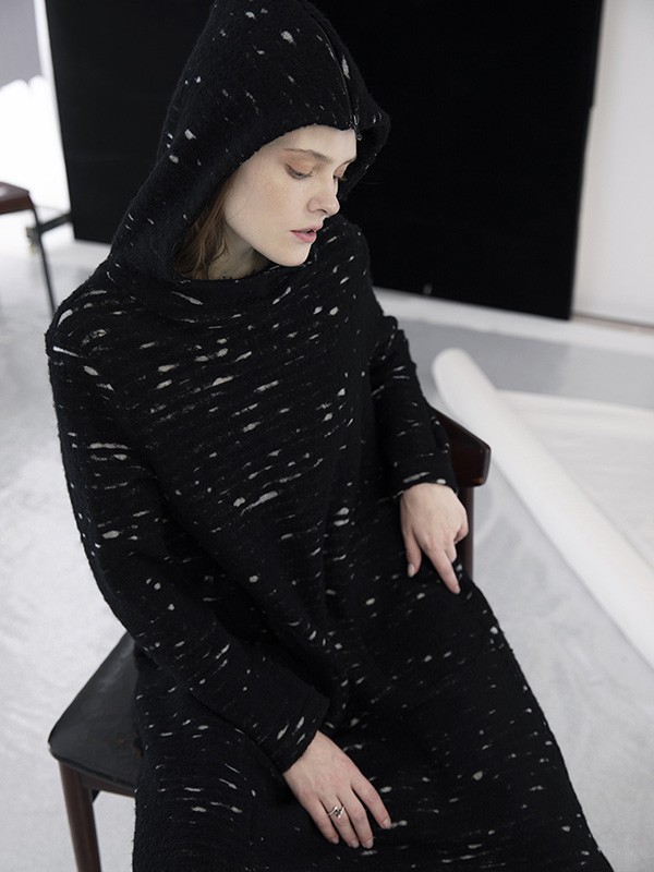 形上2021秋冬季黑色波点卫衣裙