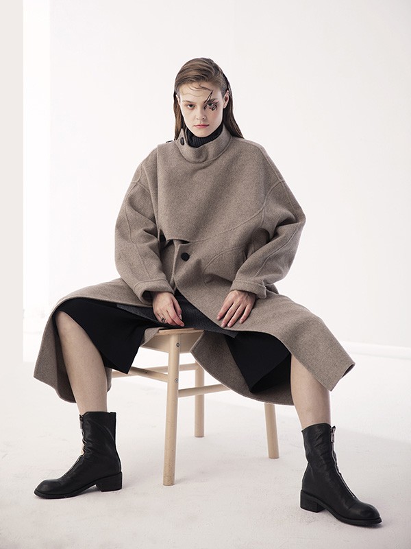 形上2021秋冬季米色高领大衣