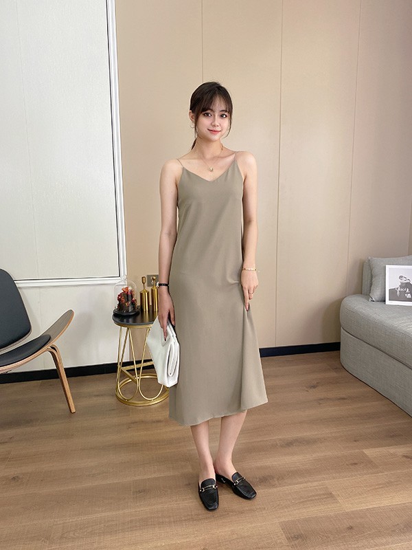 艾诺绮2021秋冬季棕色纯色吊带裙