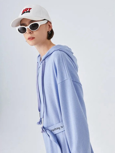 初语女装2021秋冬季浅蓝色纯色卫衣