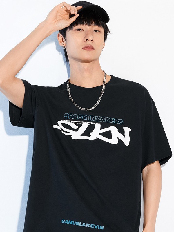 班尼路2021春夏季黑色字母T恤