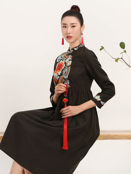 晒谷场女装2021秋冬季黑色刺绣连衣裙