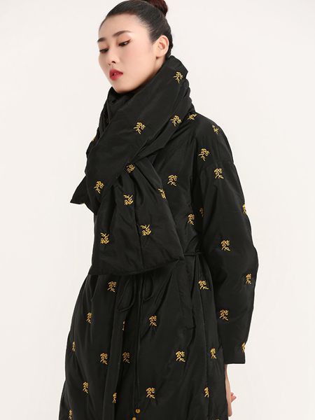 晒谷场女装2021秋冬季黑色印花棉服