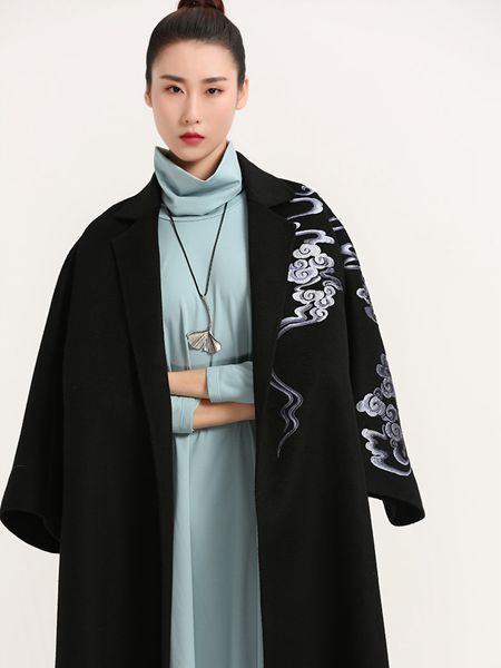 晒谷场女装2021秋冬季黑色刺绣大衣