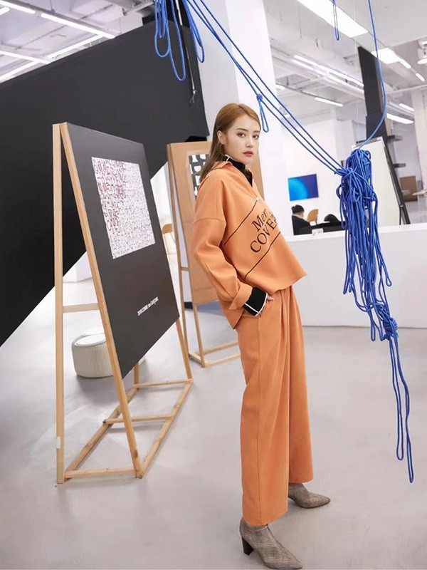 点占2021秋冬季橙色字母衬衫