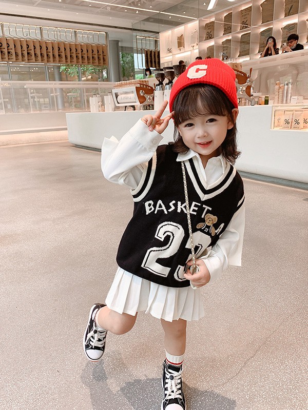 淘猫城堡童装2021秋冬季黑色字母背心