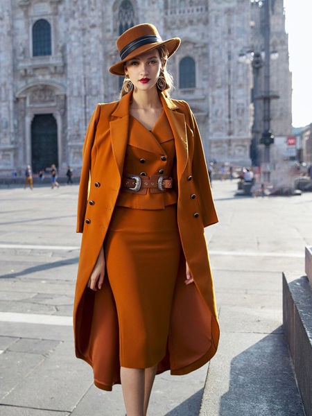 林静茜2022秋冬季咖啡色连衣裙