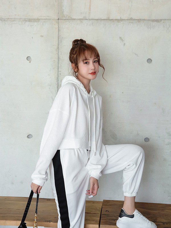 艾诺绮2022秋冬季白色卫衣