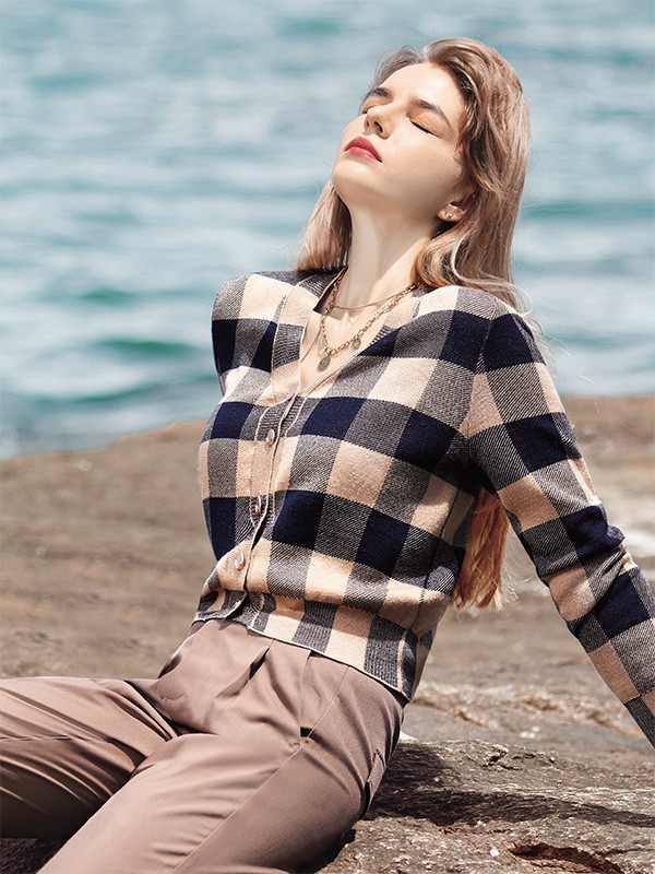 迪图女装2022秋冬季卡其色针织衫