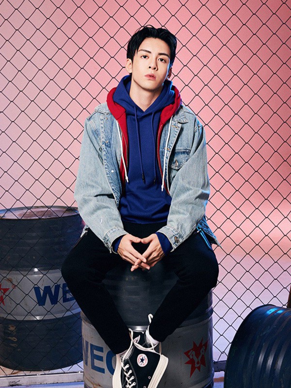 izzue休闲装2022秋冬季藏蓝色卫衣