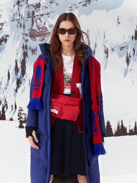 雪中飞2022秋冬季藏蓝色羽绒服