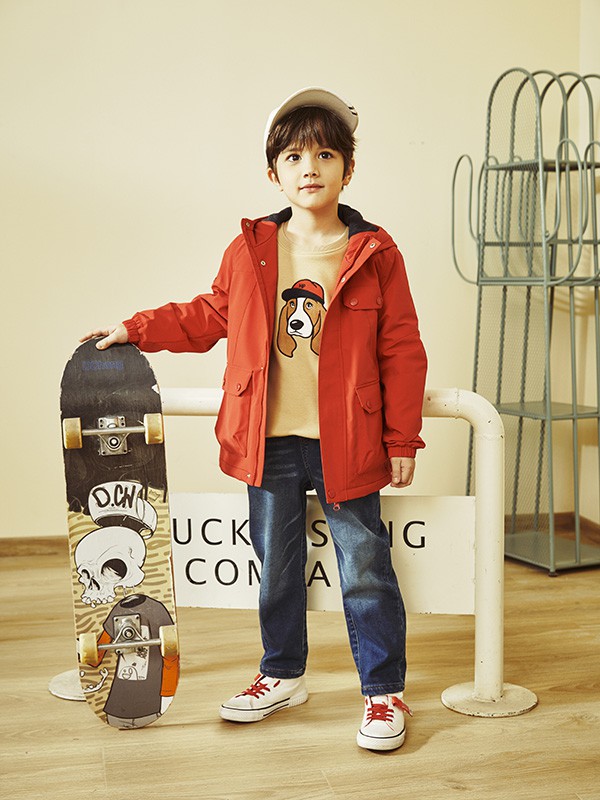 暇步士童装2022秋冬季黄色T恤