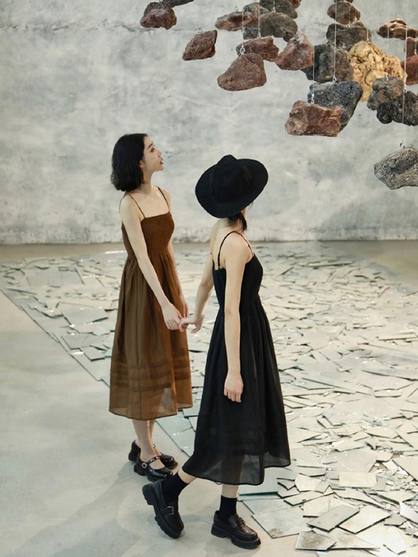 西町村屋女装2022秋冬季黑色吊带裙