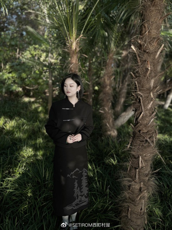 西町村屋女装2022秋冬季黑色连衣裙