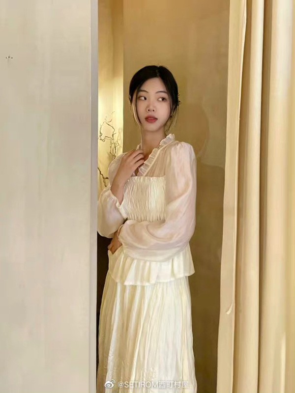 西町村屋女装2022秋冬季白色连衣裙