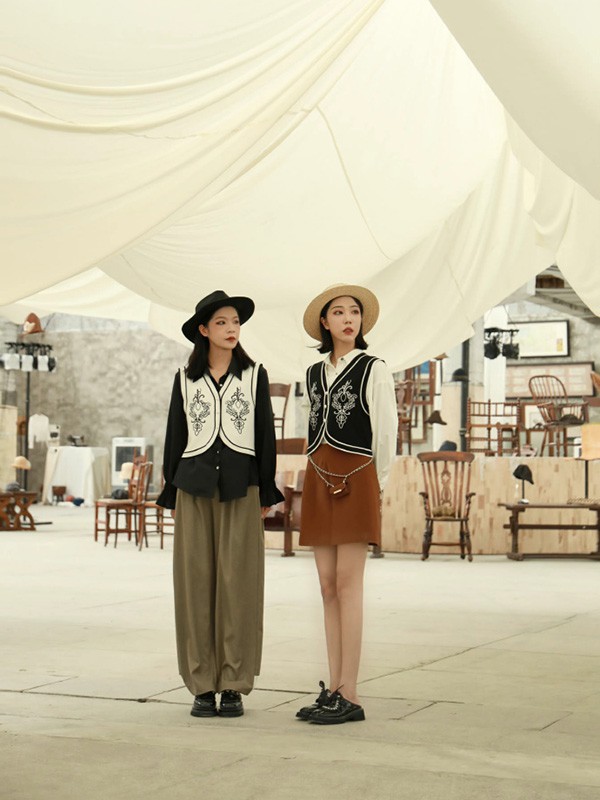 西町村屋女装2022秋冬季黑色衬衫