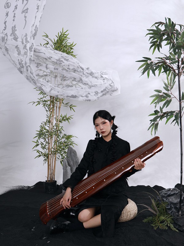 西町村屋女装2022秋冬季黑色连衣裙