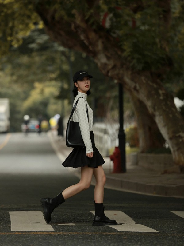 西町村屋女装2022秋冬季黑色百褶裙