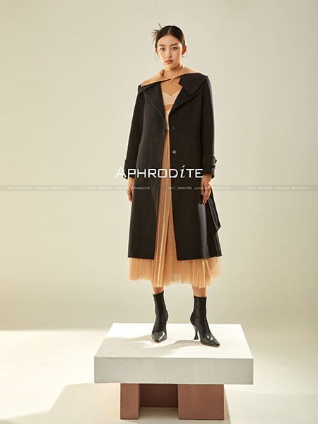 雅芙2022秋冬季黑色大衣