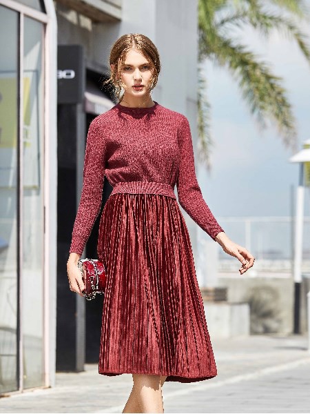 AUE女装2022秋冬季酒红色百褶裙