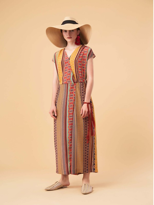 玛歌女装2022秋冬季棕色连衣裙