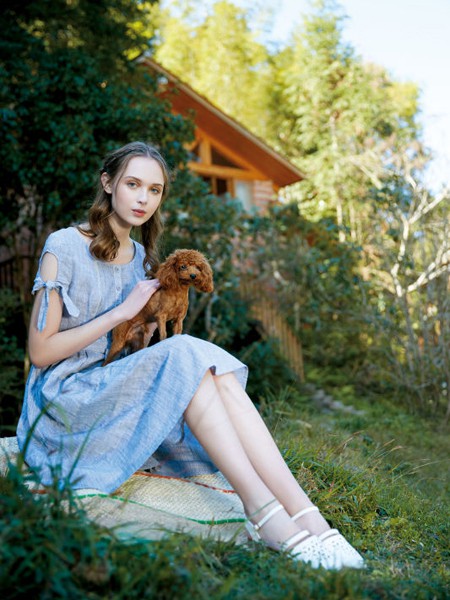 女子卉色2022秋冬季蓝色连衣裙