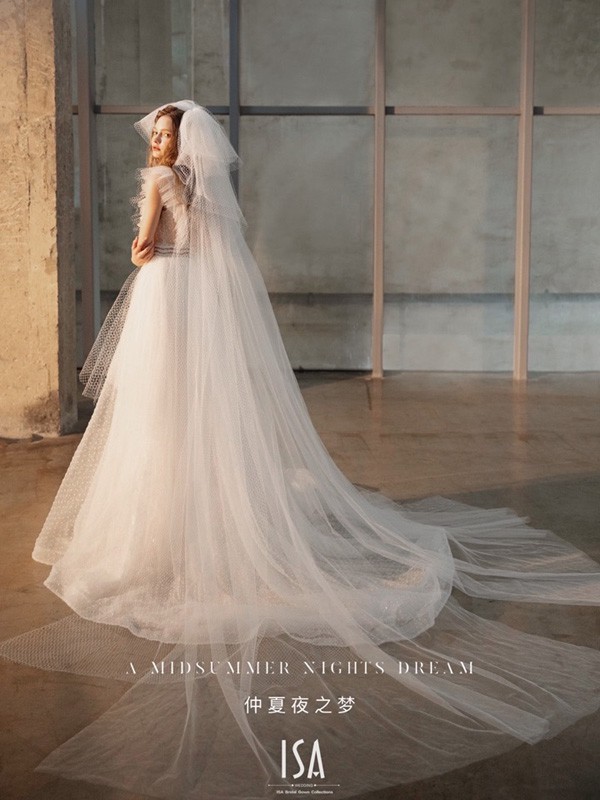 衣纱女装2022秋冬季白色礼服