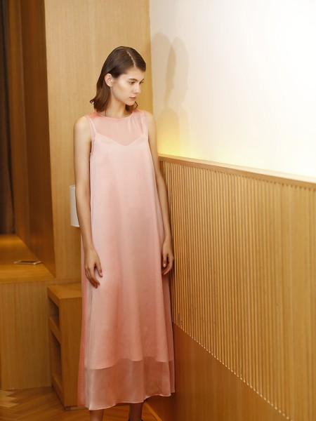 子品手则2022秋冬季粉色吊带裙