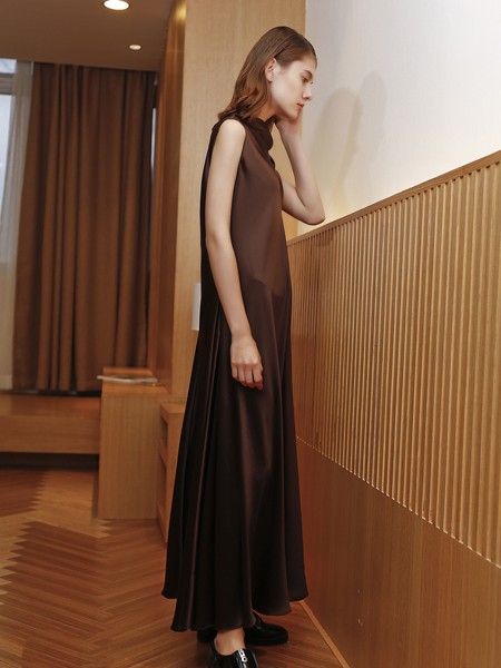 子品手则2022秋冬季咖啡色连衣裙