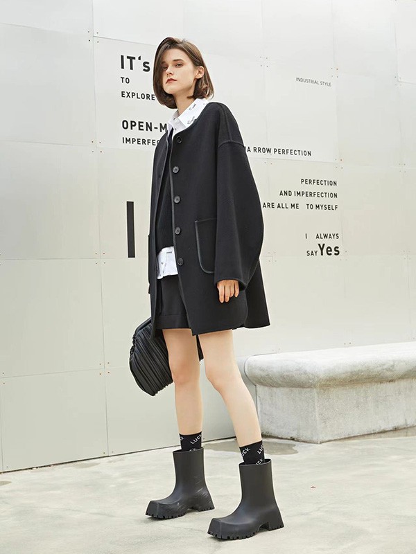 简诣2022秋冬季黑色大衣