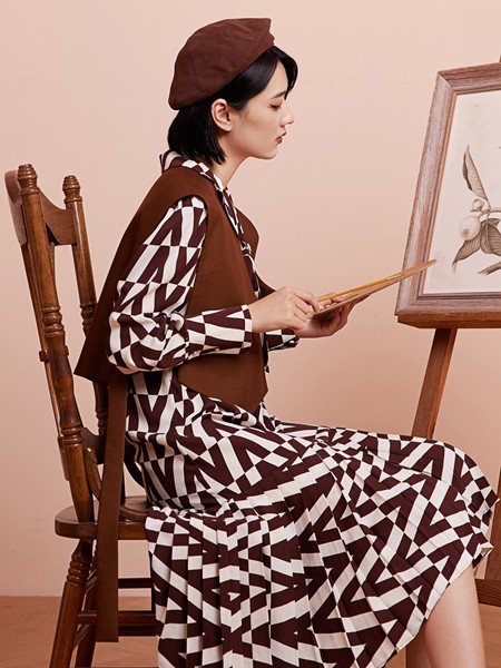 白茶女装2022秋冬季白色连衣裙