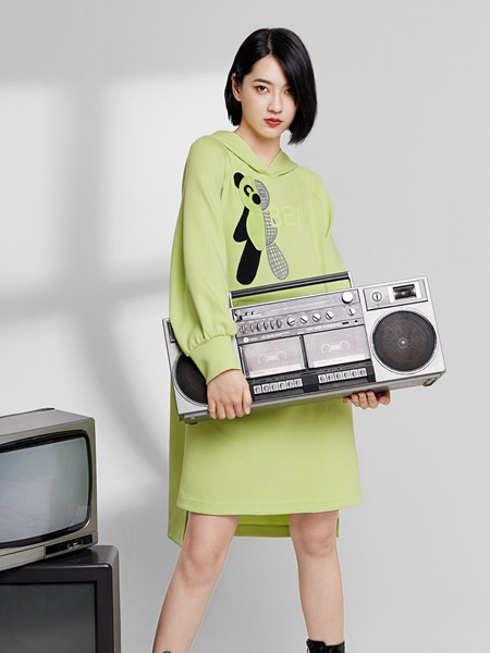 白茶女装2022秋冬季绿色连衣裙