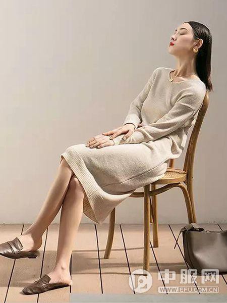 MOKA2022秋冬季米色毛衣裙