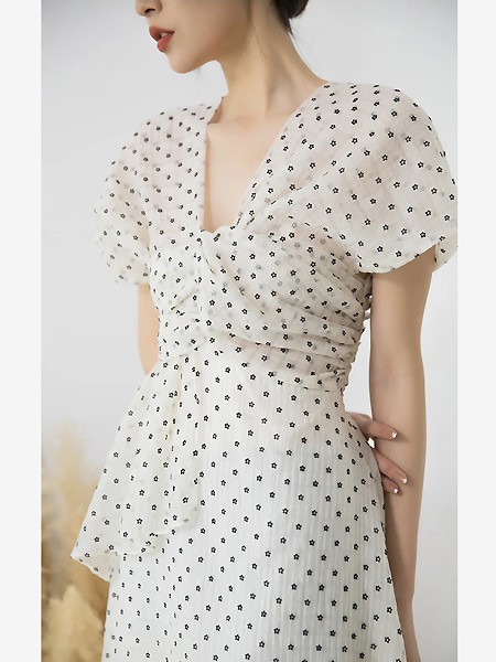 奕辰女装2023春夏季白色连衣裙