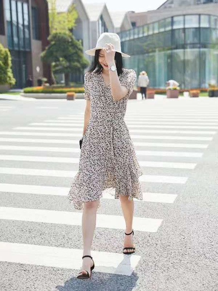 绽然女装2022秋冬季白色连衣裙