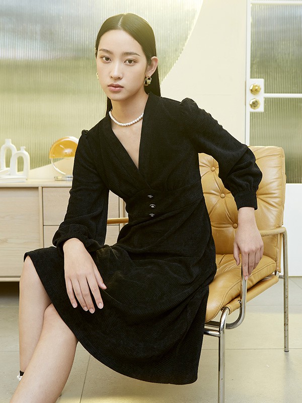 百图2022秋冬季黑色连衣裙