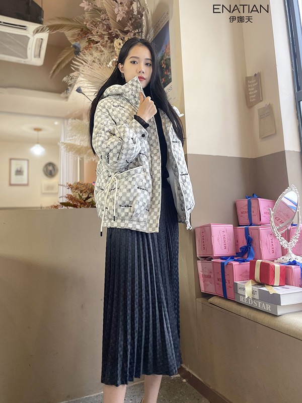 伊娜天2022秋冬季藏蓝色百褶裙