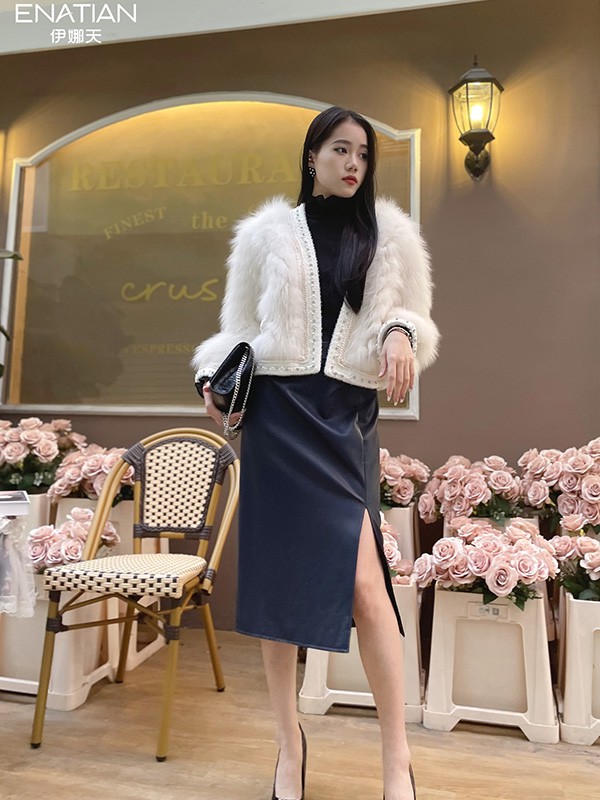 伊娜天2022秋冬季黑色半身裙