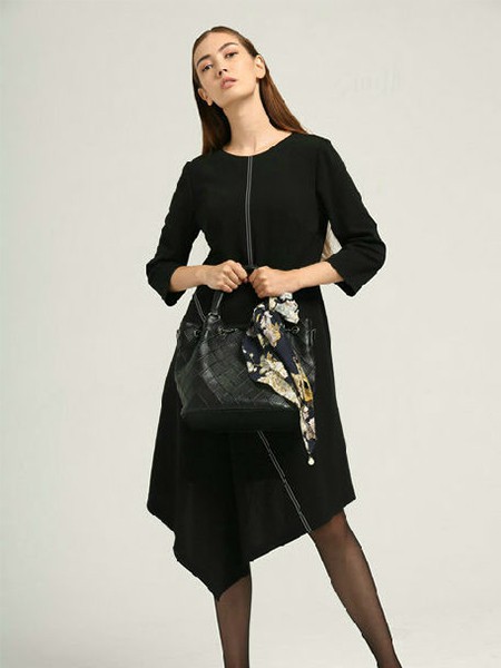 BOBO&TOTO女装2022秋冬季黑色连衣裙