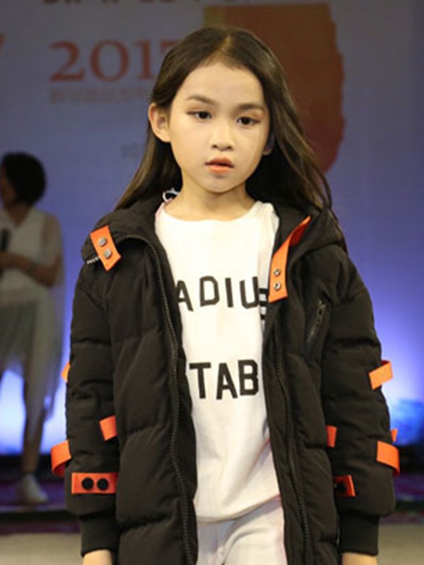 简所童装2022秋冬季白色T恤