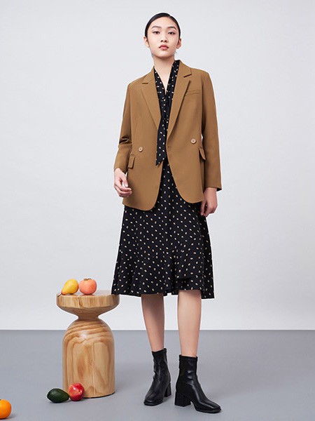 易菲女装2022秋冬季肤色连衣裙