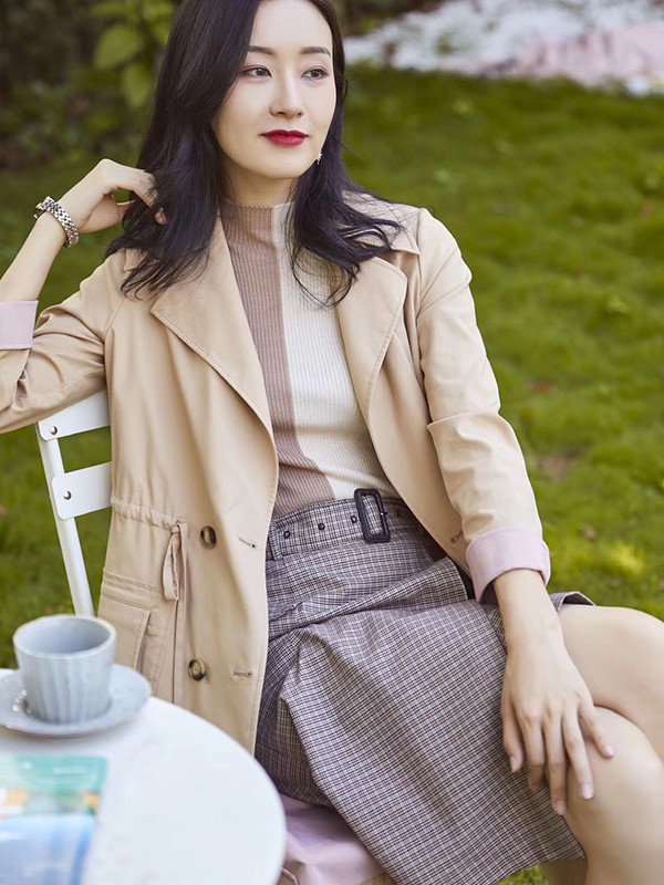 漫思雅女装2022秋冬季卡其色风衣