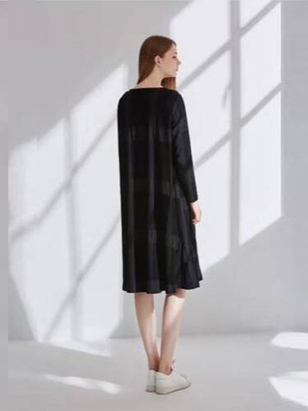 栗尚女装2022秋冬季黑色连衣裙