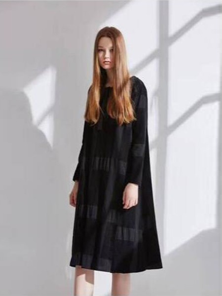 栗尚女装2022秋冬季黑色连体衣