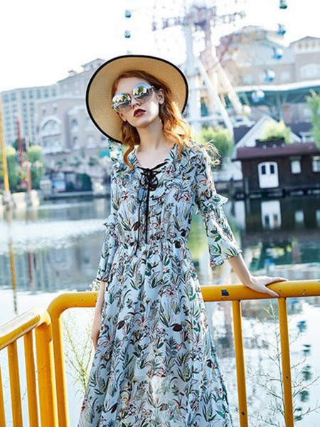 澳莉丝2022秋冬季白色连衣裙