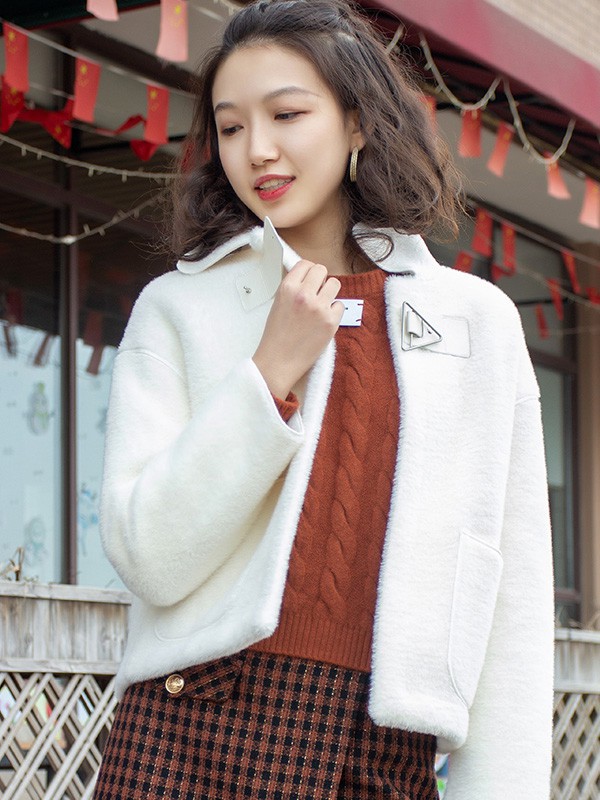 阿凡卓女装2022秋冬季白色大衣